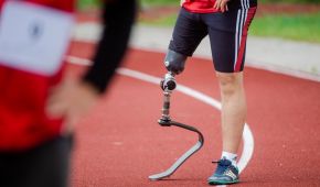 Der Unterkörper eines Läufers mit einer Sportprothese