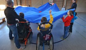 Kinder mit und ohne Behinderung beim gemeinsamen Spielen