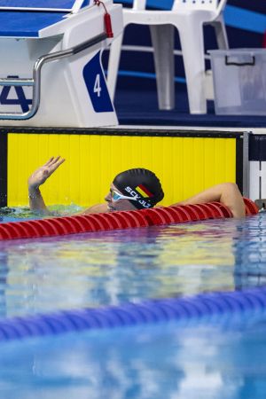 Tanja Scholz im Wasser beim Brustschwimmen