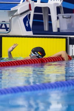 Tanja Scholz im Wasser beim Brustschwimmen