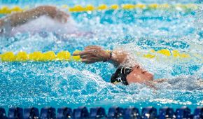 Tanja Scholz beim Rückenschwimmen