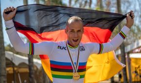 Tobias Vetter feiert seinen Weltmeisterschaftstitel 2017.