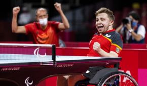 Valentin Baus jubelt an der Tischtennisplatte
