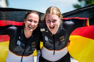 Vanessa Laws und Marie Quellhorst jubeln mit deutscher Fahne über ihren EM-Titel