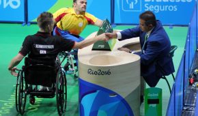 Thomas Schmidberger und sein unterlegener Gegner geben dem Schiedsrichter die Hand.