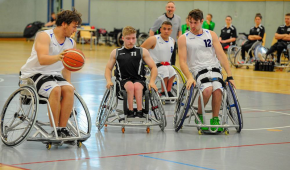 Rollstuhlbasketballspieler kämpfen um den Ballbesitz
