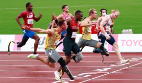 Hauchdünner Zielsprint bei den Paralympics in Tokio über 100 Meter mit 4 Athleten auf einer Linie