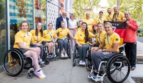 Gruppenbild mit den Rollstuhlbasketballerinnen, Bundespräsident Frank-Walter Steinmeier und seiner Frau Elke Büdenbender im Paralympischen Dorf