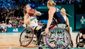 Maya Lindholm setzt den Basketball zum Wurf an