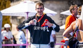 Max Gelhaar mit der Silbermedaille und strahlendem Lächeln
