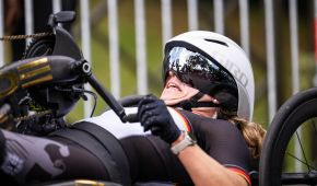 Annika Zeyen-Giles fährt im Straßenrennen um Edelmetall und schaut angestrengt. Sie liegt im Handbike.