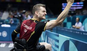 Thomas Schmidberger reckt die Siegerfaust