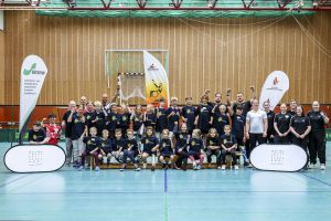 Alle Teilnehmenden und Trainer*innen des Para Sportcamps jubeln