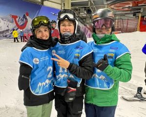 Para Snowboard-Trio in Wettkampf-Kleidung beim Weltcup-Auftakt in einer Skihalle