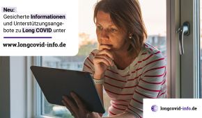 Eine Frau liest auf dem Tablet und informiert sich über Long Covid