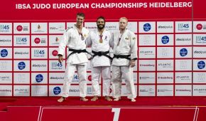 Podium bei der Para Judo-EM mit den Medaillengewinnern um Daniel Goral auf der linken Seite