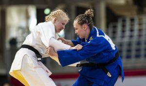 Isabell Thal beim Para Judo auf der Matte im Kampf mit ihrer Gegnerin.