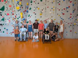 Die Kinder des Feriencamps in der Kletterhalle