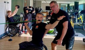 Dirk Lösel leitet einen Sportler an