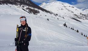 Johanna Recktenwald steht vor verschneiten Bergen