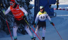 Clara Klug mit Guide Martin Härtl in der Loipe