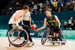 Lukas Gloßner beim Dribbling
