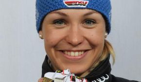 Magdalena Neuner präsentiert ihre gewonnen Medaillen