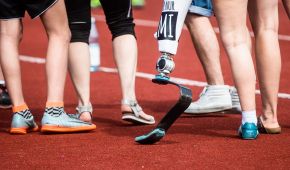 Menschen mit und ohne Behinderung beim gemeinsamen Sporttreiben