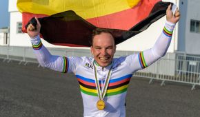 Pierre Senska jubelt mit der Deutschlandfahne und seiner Goldmedaille