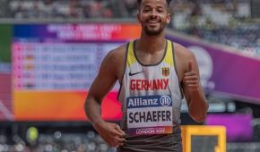 Leon Schäfer zeigt den Daumen hoch und lächelt in die Kamera