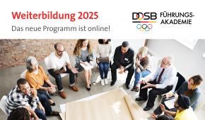 Das Bild zeigt einen Stuhlkreis aus Menschen die sich angeregt unterhalten. Die Überschrift lautet "Weiterbildung 2025, das neue Programm ist online!". Oben rechts ist das Logo des DOSBs Führungsakademie