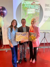 Benedikt Ewald mit den beiden Ulila-Gründerinnen