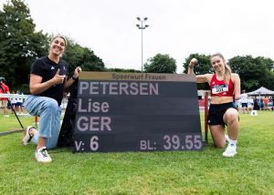 Lise Petersen jubelt nach ihrer persönlichen Bestleistung vor der Anzeigetafel mit ihrem Ergebnis