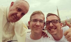 Papst Franziskus mit Björn Behnke und Dennis Zittlau
