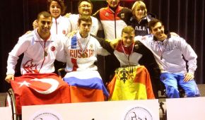 Rollstuhlfechter Maurice Schmidt bei der Siegerehrung auf dem Podium