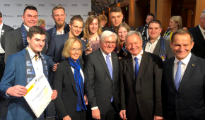Die Vertreter des Goalballclubs Rostock mit Bundespräsident Frank-Walter Steinmeier, DBS-Präsident Friedhelm Julius Beucher, DOSB-Präsident Alfons Hörmann und SOD-Präsidentin Christiane Krajwski