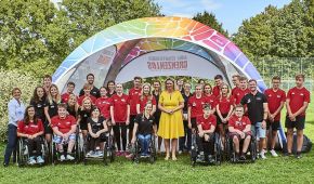 Gruppenfoto der Teilnehmer des Grenzenlos Camps mit Anna Schaffelhuber