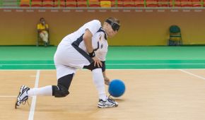 Ein Goalballspieler haelt einen Ball
