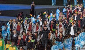 Der Einmarsch der deutschen Mannschaft mit Fahnenträger Markus Rehm