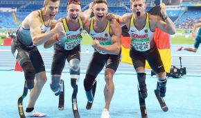 Die 4x100-Meter-Staffel feiert die Goldmedaille ©Ralf Kuckuck