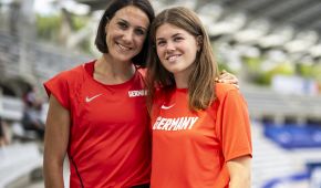 Irmgard Bensusan und Jule Roß lächeln Arm in Arm in die Kamera.