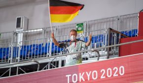 Friedhelm Julius Beucher jubelt im Bahnradstadion mit der Deutschlandfahne