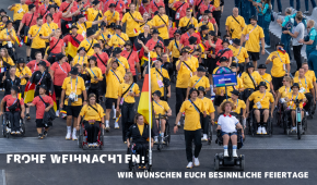 Die deutsche Mannschaft bei der Eröffnungsfeier der Paralympics in Paris. Zahlreiche Athleten laufen in einer großen Gruppe, angeführt von den beiden Fahnenträger*innen