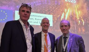 Hans Jörg Michels, Raymon Blondel und Dr. Karl Quade vor einer Leinwand