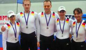 Die Ruderer Arm in Arm nach erfolgreichem Rennen