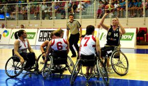 Rollstuhlbasketballerinnen beim Spiel