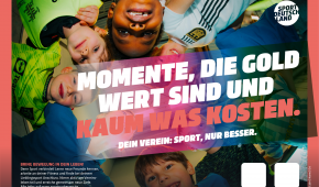 Plakat der neuen Kampagne mit einem Kreis von Kindern und dem Slogan "Momente, die Gold wert sind und kaum was kosten."