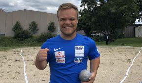 Niko Kappel jubelt in die Kamera