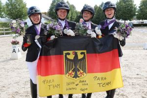 Die deutschen Reiterinnen jubeln mit der deutschen Fahne