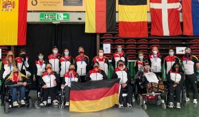 Die Para Boccia Nationalmannschaft mit einer Deutschlandfahne